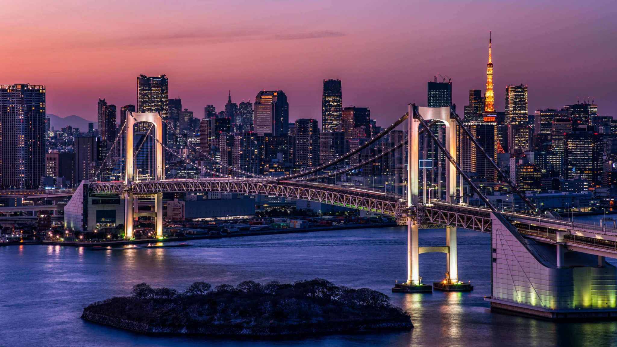 夕暮れの東京湾、レインボーブリッジと東京タワー